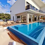 Ramarin Iii With Infinity Heated Pool, Jacuzzi And Sauna By The Sea In Villa