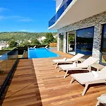 Ramarin Iii With Infinity Heated Pool, Jacuzzi And Sauna By The Sea In