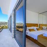 Ramarin Iii With Infinity Heated Pool, Jacuzzi And Sauna By The Sea In Villa