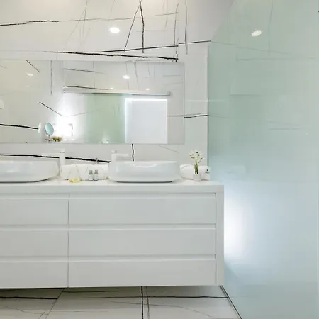 Ramarin Iii With Infinity Heated Pool, Jacuzzi And Sauna By The Sea In *