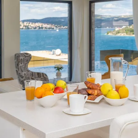 Villa Ramarin Iii With Infinity Heated Pool, Jacuzzi And Sauna By The Sea In *