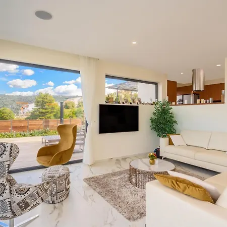 Villa Ramarin Iii With Infinity Heated Pool, Jacuzzi And Sauna By The Sea In *