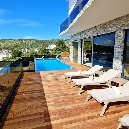 Ramarin Iii With Infinity Heated Pool, Jacuzzi And Sauna By The Sea In Rogoznica