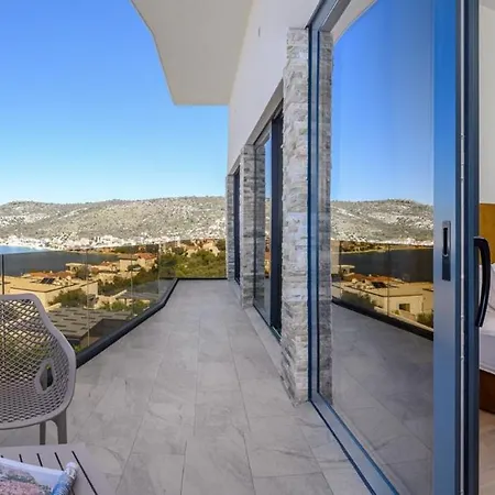 Ramarin Iii With Infinity Heated Pool, Jacuzzi And Sauna By The Sea In