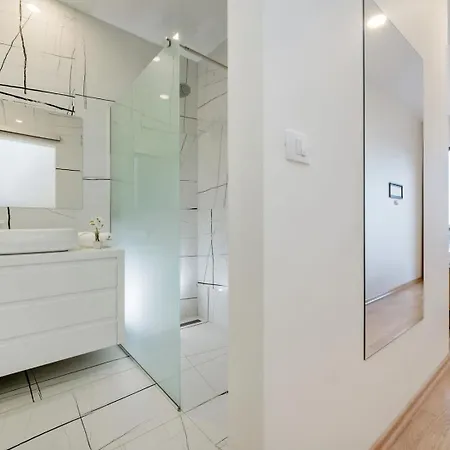 Villa Ramarin Iii With Infinity Heated Pool, Jacuzzi And Sauna By The Sea In *