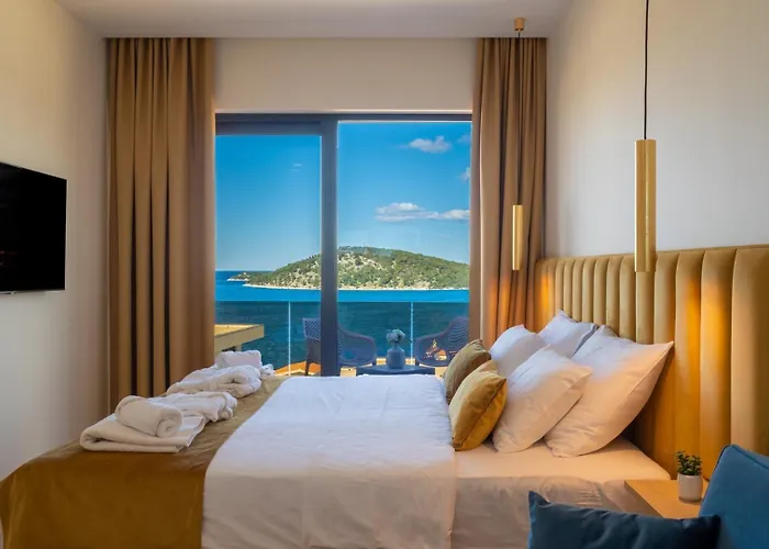 Villa Ramarin Iii With Infinity Heated Pool, Jacuzzi And Sauna By The Sea In *