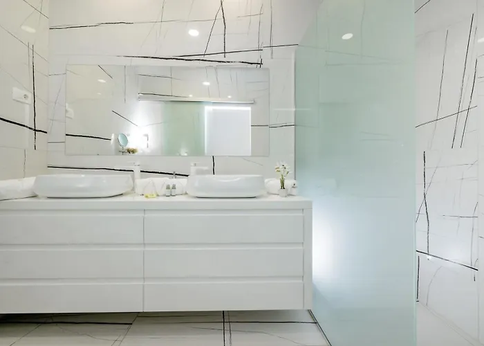 Ramarin Iii With Infinity Heated Pool, Jacuzzi And Sauna By The Sea In *