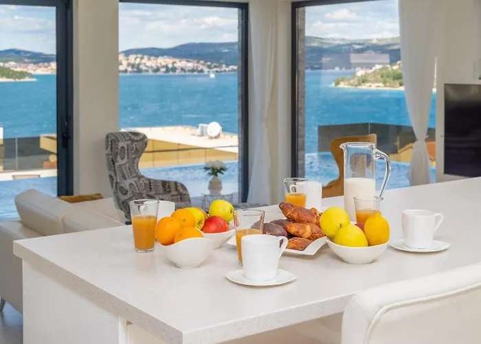 Villa Ramarin Iii With Infinity Heated Pool, Jacuzzi And Sauna By The Sea In *