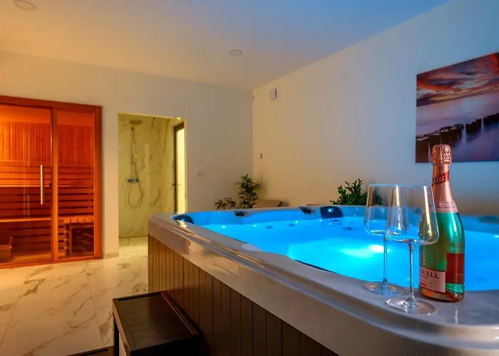 Ramarin Iii With Infinity Heated Pool, Jacuzzi And Sauna By The Sea In *