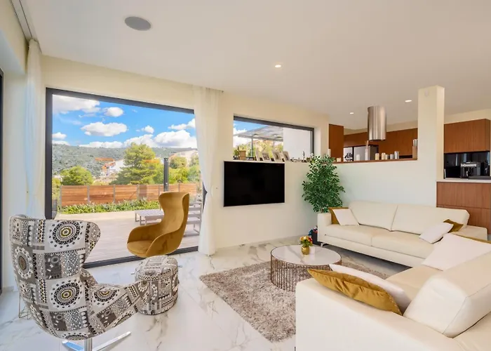 Villa Ramarin Iii With Infinity Heated Pool, Jacuzzi And Sauna By The Sea In *