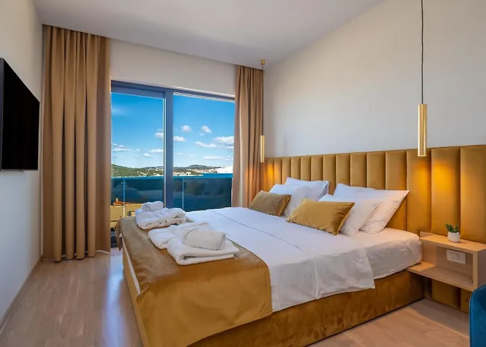 Ramarin Iii With Infinity Heated Pool, Jacuzzi And Sauna By The Sea In *