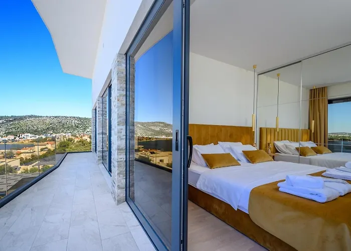 Ramarin Iii With Infinity Heated Pool, Jacuzzi And Sauna By The Sea In Villa