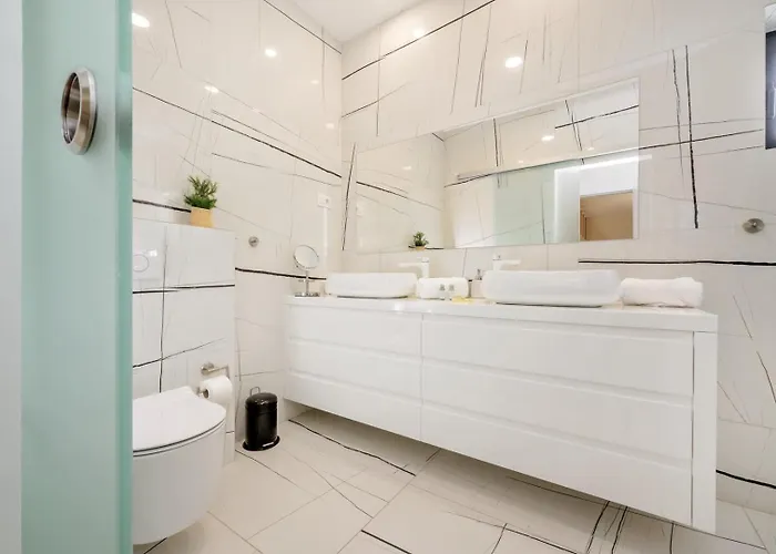 Villa Ramarin Iii With Infinity Heated Pool, Jacuzzi And Sauna By The Sea In