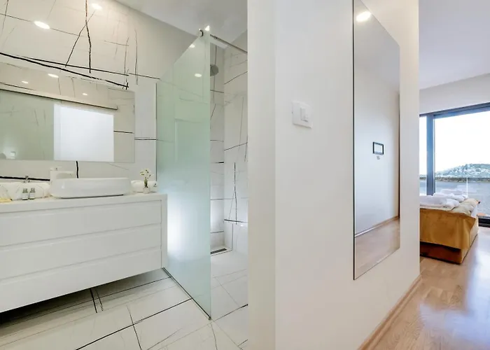 Villa Ramarin Iii With Infinity Heated Pool, Jacuzzi And Sauna By The Sea In *