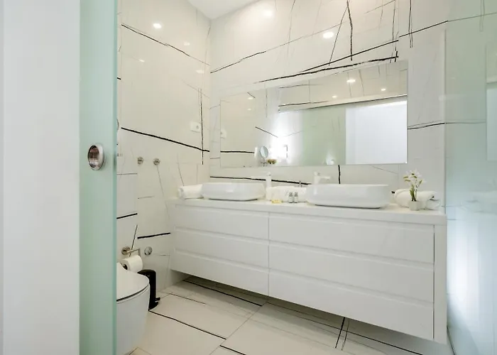 Ramarin Iii With Infinity Heated Pool, Jacuzzi And Sauna By The Sea In *