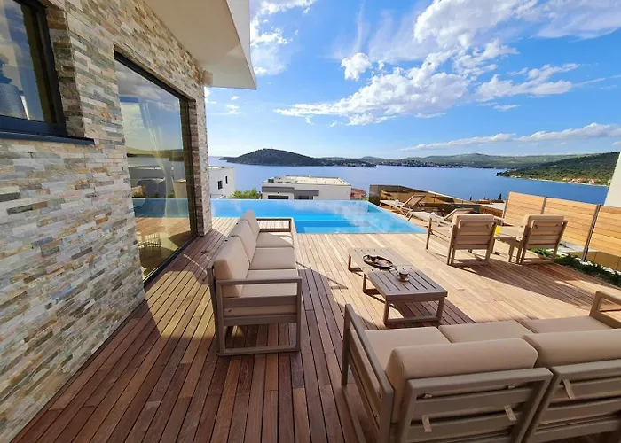 Ramarin Iii With Infinity Heated Pool, Jacuzzi And Sauna By The Sea In