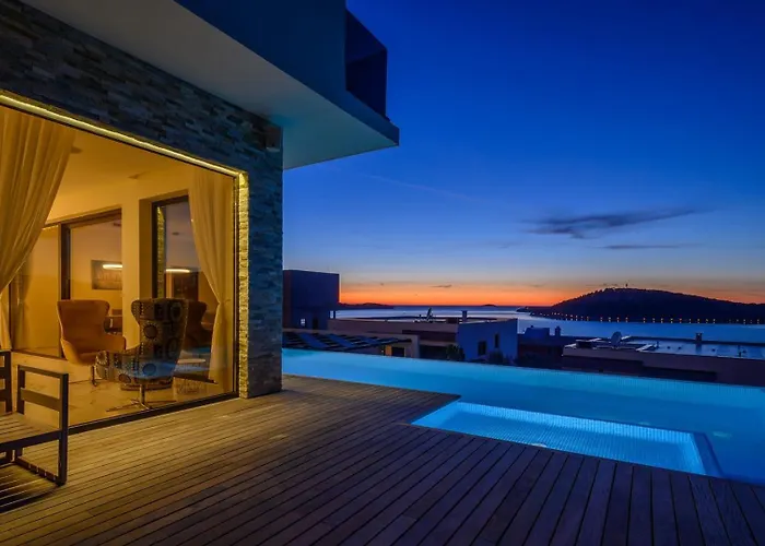 Ramarin Iii With Infinity Heated Pool, Jacuzzi And Sauna By The Sea In Villa