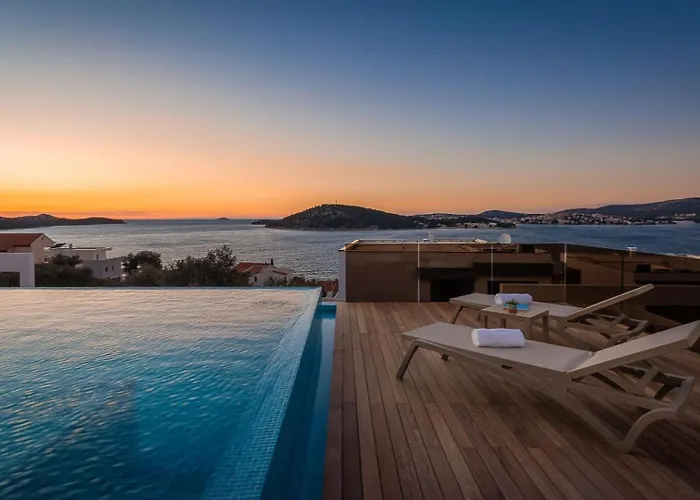 Ramarin Iii With Infinity Heated Pool, Jacuzzi And Sauna By The Sea In Villa
