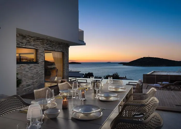 Villa Ramarin Iii With Infinity Heated Pool, Jacuzzi And Sauna By The Sea In